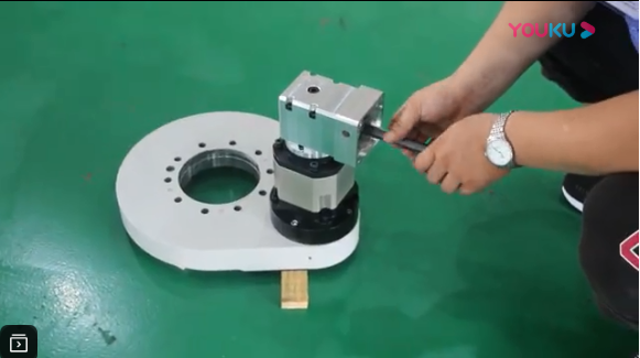 直齒驅動（齒輪式回轉驅動、回轉減速器）工作演示